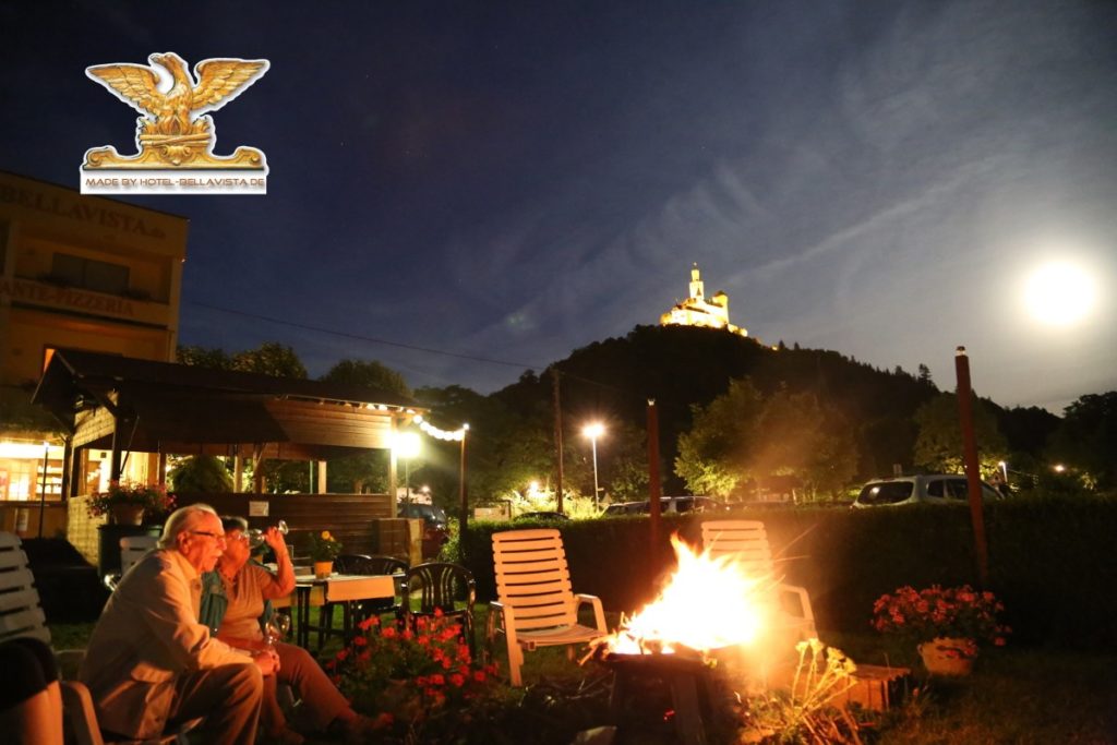 Gemütliches Lagerfeuer bei Nacht und Vollmond im Biergarten