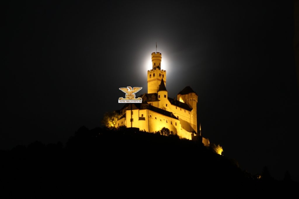 Vollmond bei Nacht im Schatten der Marksburg