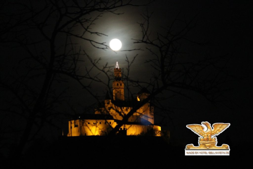 Vollmond bei Nacht im düsteren Schatten der Marksburg