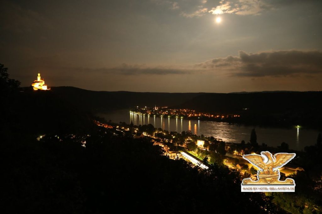 Der Rhein und das Hotel Bellavista in schöner Beleuchtung bei Nacht