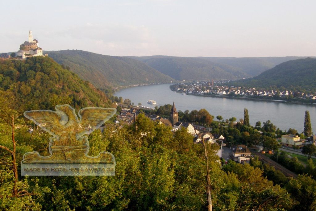 Panorama-Aussicht vom Berg auf die Marksburg, den Rhein und das Hotel Bellavista