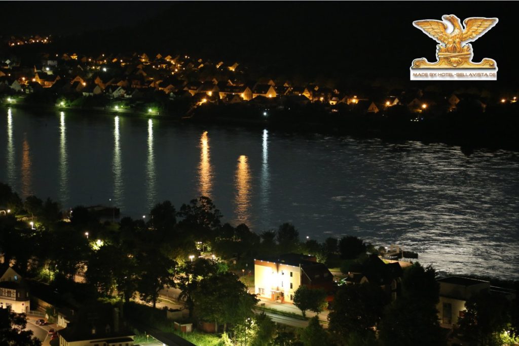 Der Rhein und das Hotel Bellavista in schöner Beleuchtung bei Nacht