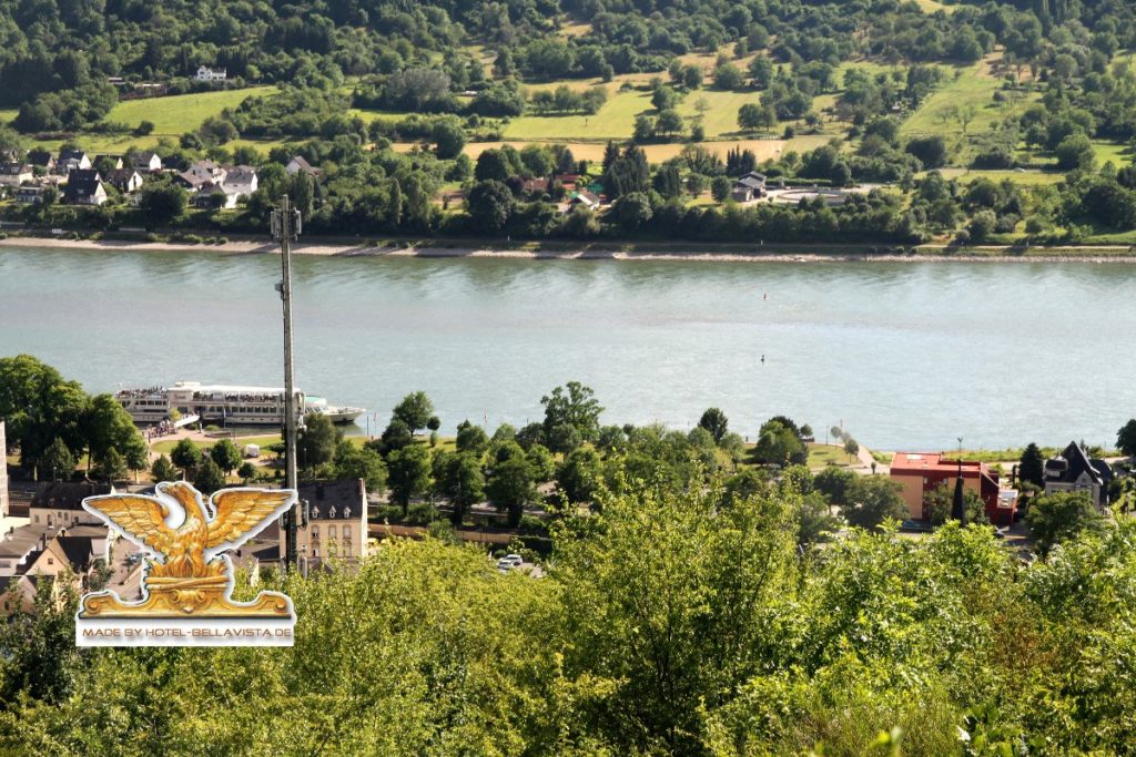 Blick auf das Hotel Bellavista und den Rhein vom Berg aus in Braubach