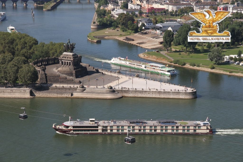 Panoramaaufnahme des deutschen Ecks in Koblenz mit Gondelbahn und Schiffen auf Mosel und Rhein