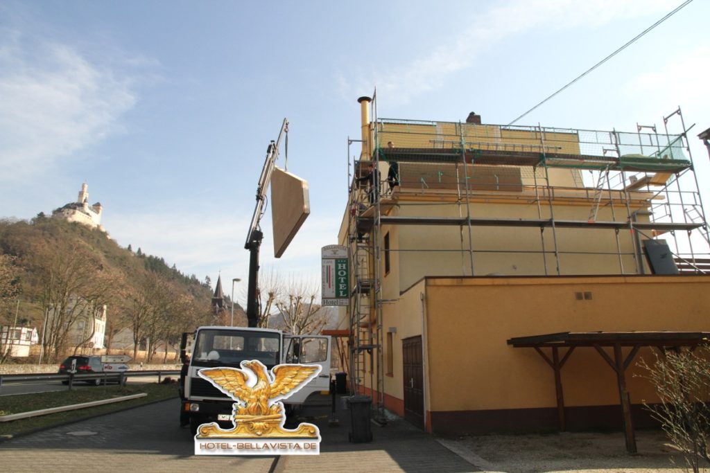 Renovierungsarbeiten Anbau auf dem Dach